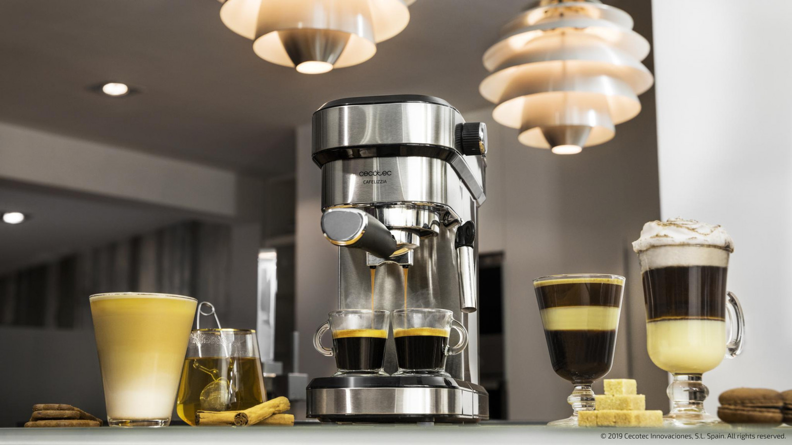 Cafetera espresso de acero inoxidable con diseño elegante y compacto para los amantes del buen café.