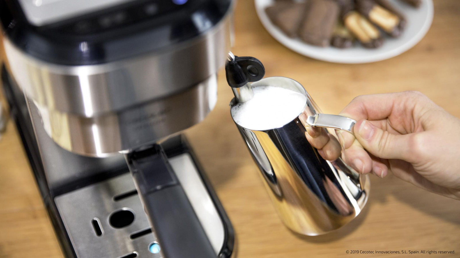 Incluye vaporizador orientable con protección para texturizar la leche a tu gusto y conseguir la mejor espuma para tu café.