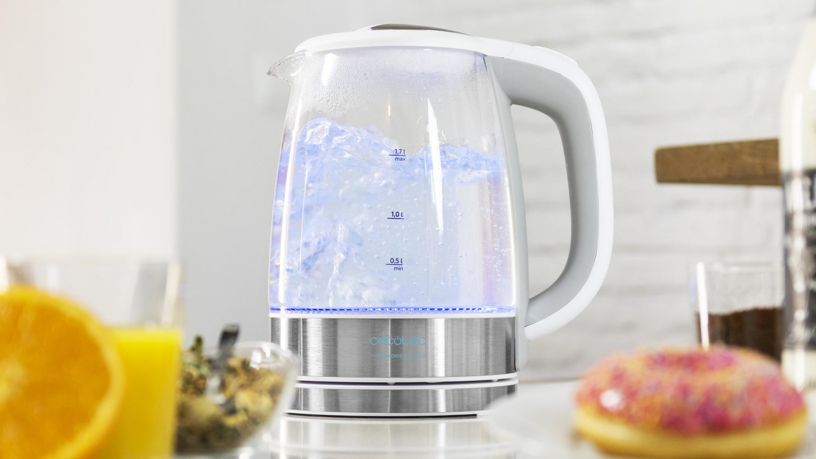 Hervidor eléctrico de agua con 1,7 litros de capacidad; fabricado en vidrio de borosilicato de alta cálida d; presenta la máxima resistencia contra impactos y manchas; su cristal neutro no trasmite olores ni sabores; alta resistencia a la corrosión y totalmente libre de bpa y otros tóxicos