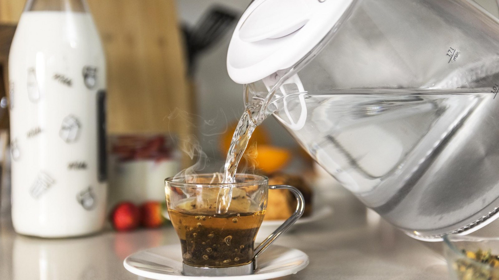 Asa ergonómica de tacto frío para un uso más cómodo y seguro; incorpora un indicador de nivel de agua; amplia boca de llenado con tapa abatible para fácilitar el uso y la limpieza