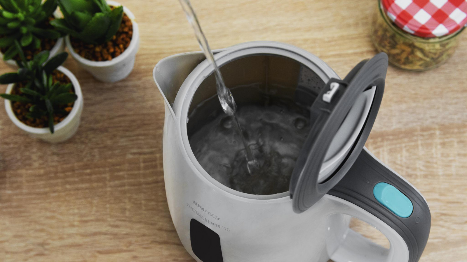2200 w de potencia con zona de ebullición rápida; calienta el agua en muy poco tiempo; incluye filtro antical desmontable y lavable para evitar malos sabores