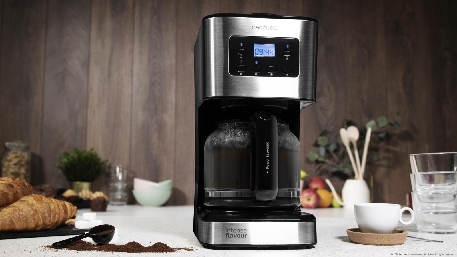 Cafetera de goteo programable 24 h de 950W que prepara el café automáticamente a la hora deseada con tecnología ExtremeAroma y acabados en acero inoxidable y pantalla LCD retroiluminada.