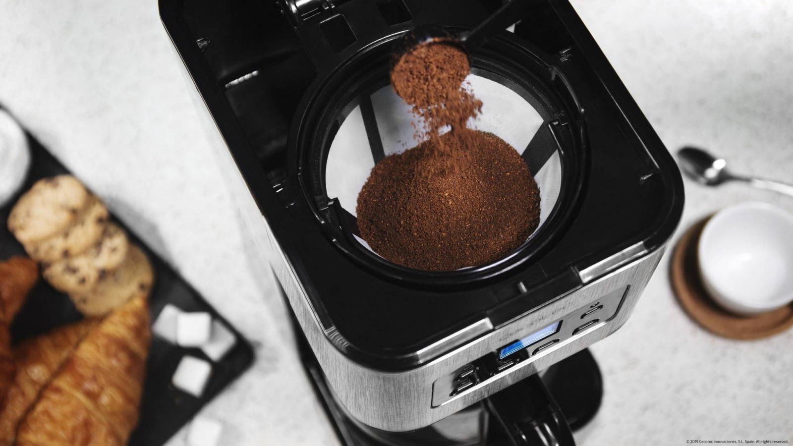 Función recalentar para tomar el café caliente en cualquier momento y función mantener caliente que mantendrá el café a la temperatura adecuada una vez finalizada la preparación.