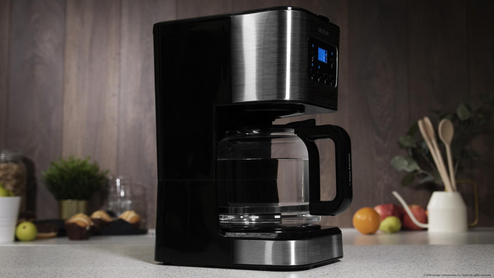 Función AutoClean que ayuda a limpiar la máquina y mejora los procesos de descalcificación y función de autoapagado que desconecta la cafetera cuando ha terminado de preparar el café.
