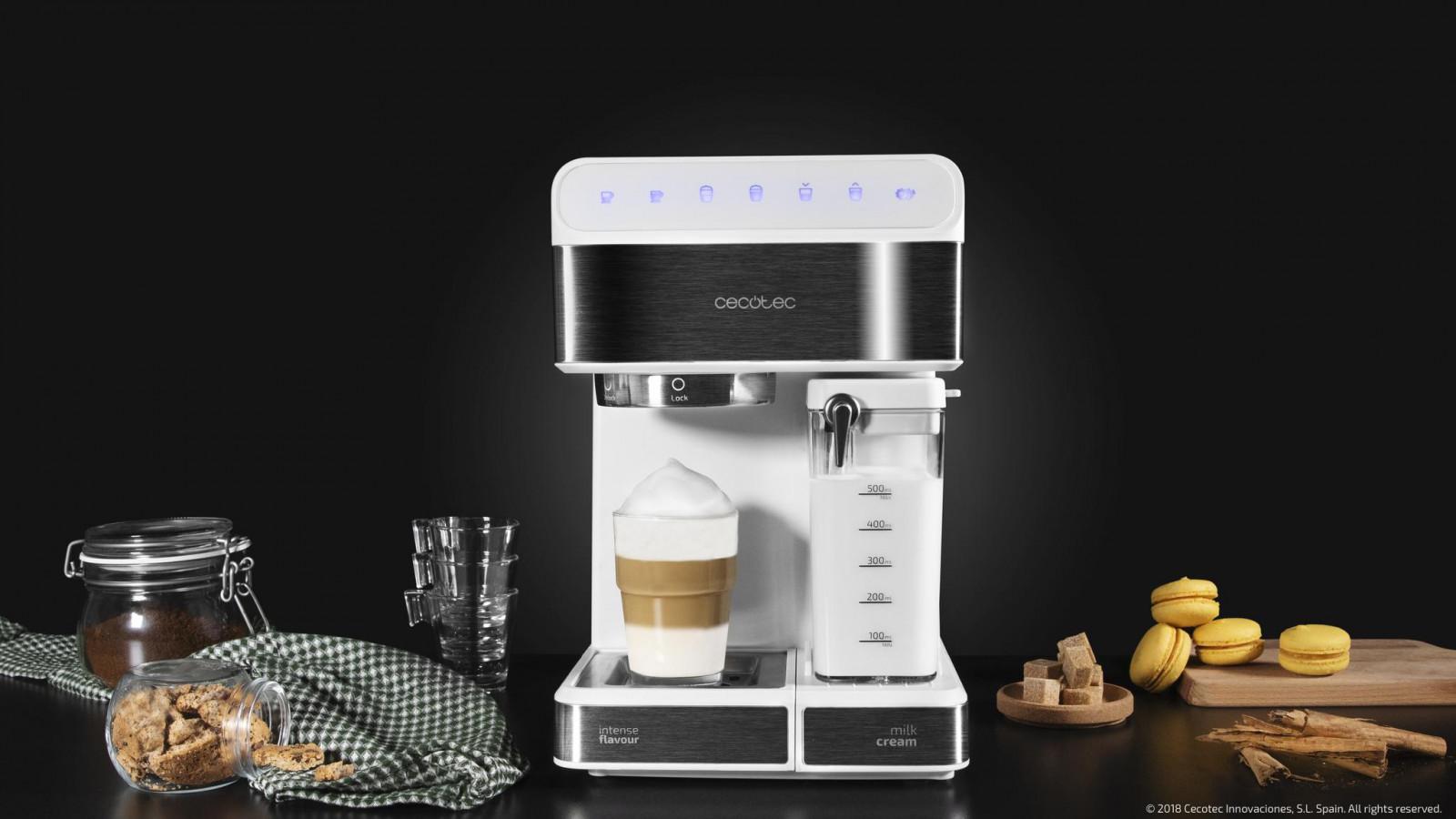 Cafetera express que prepara todo tipo de bebidas calientes y capuccinos con solo pulsar un botón gracias al sistema instantcappuccino, que añade el café y la leche directamente a la taza ahorrando tiempo; tecnología forcearoma con bomba de presión de 20 bares y 1350 w de potencia; consigue la mejor crema y el máximo aroma
