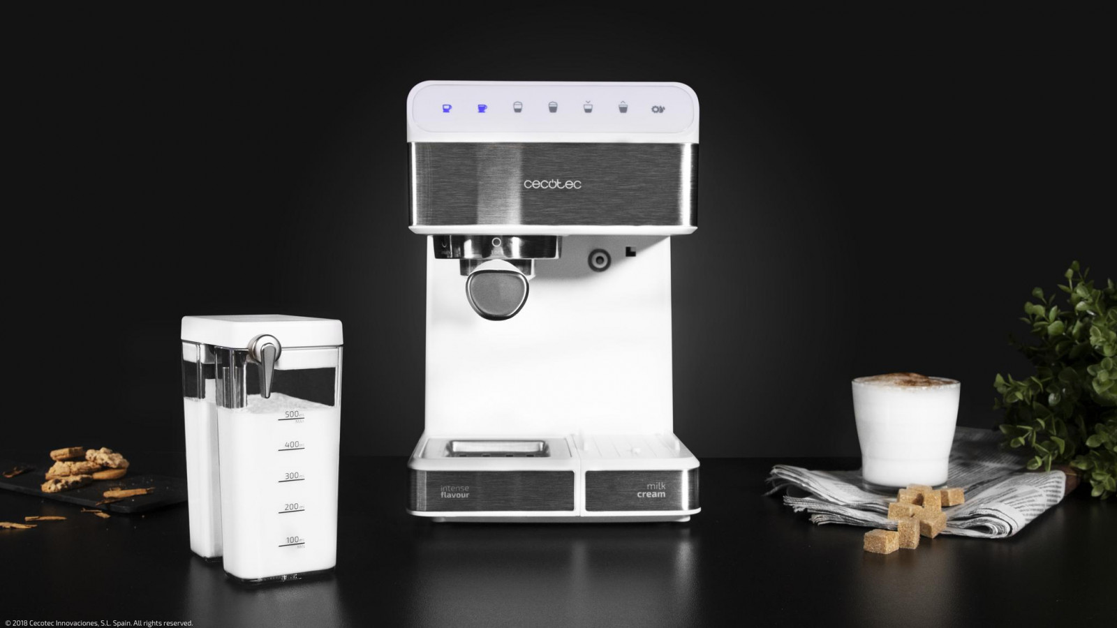 Brazo con doble salida y dos filtros para preparar uno o dos cafés a la vez; apta para uso con café molido; bandeja calientatazas para almacenar y calentar las tazas previamente, consiguiendo así mayor intensidad y aroma en tu café; depósito de agua extraíble con capacidad de 1,4 litros