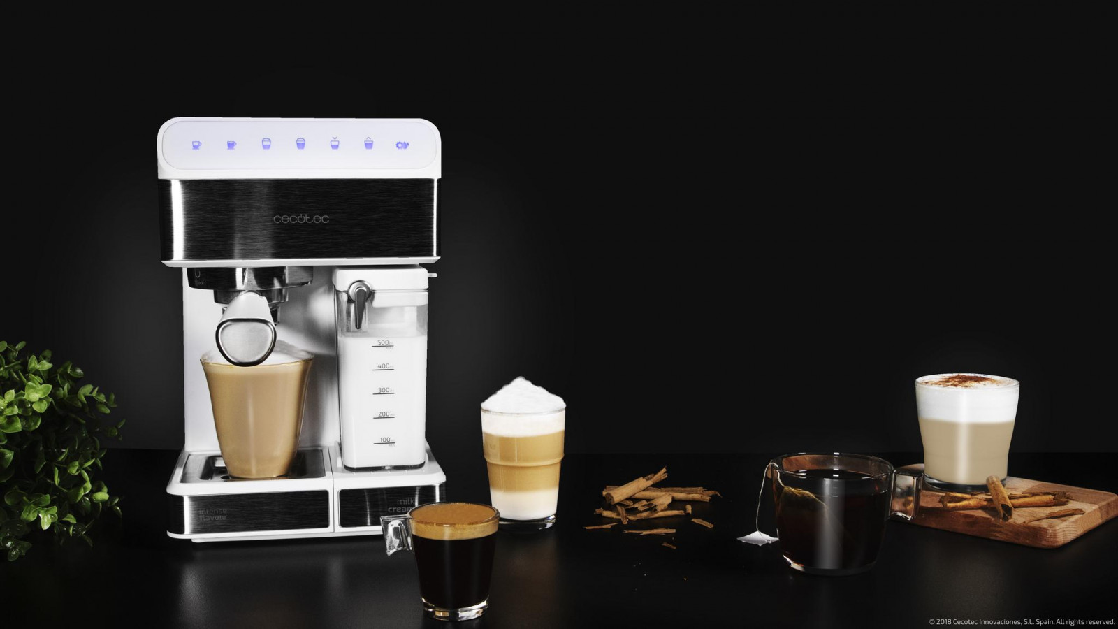 Permite preparar agua caliente para infusiones; acabados en acero inoxidable; incluye cucharilla dosificadora con prensador para el café; altura ajustable para tazas más grandes o tazas más pequeñas; bandeja de goteo desmontable para facilitar la limpieza