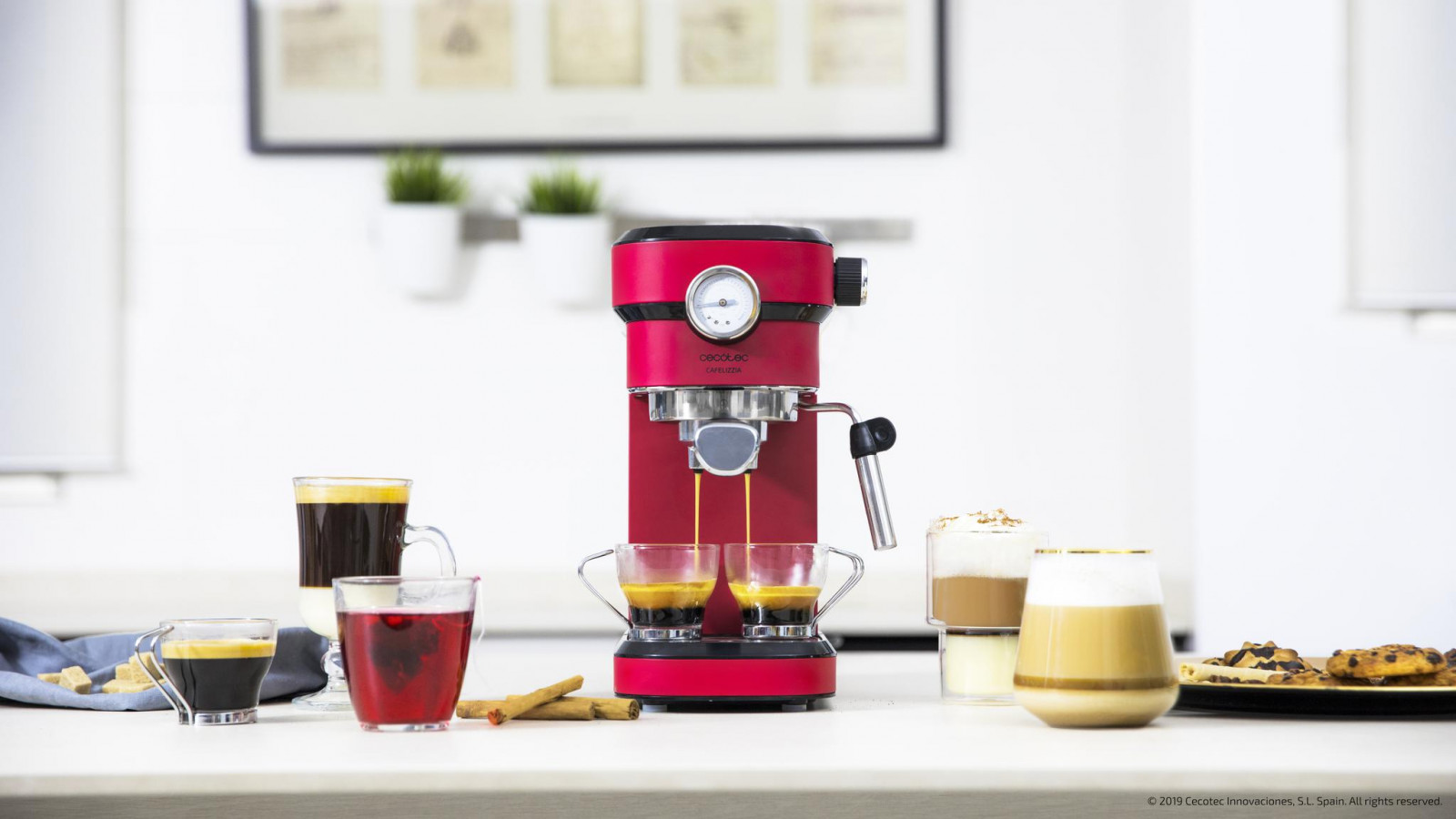 Cafetera espresso con diseño elegante y compacto para los amantes del buen café.Potencia de 1350 W.