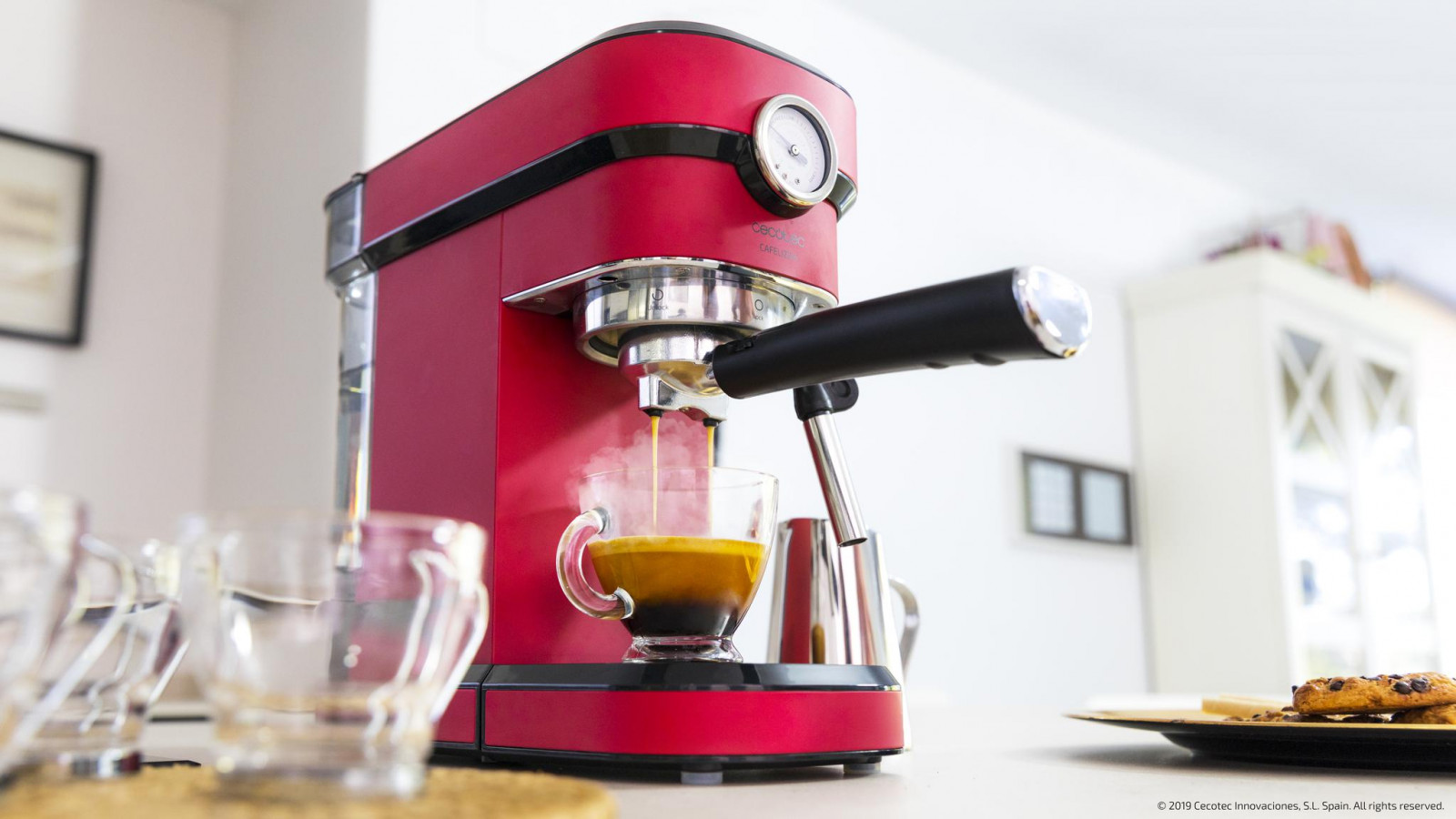 Su sistema de calentamiento rápido y su potente bomba de presión ForceAroma de 20 bares consigue la mejor crema y el máximo aroma en cada café.