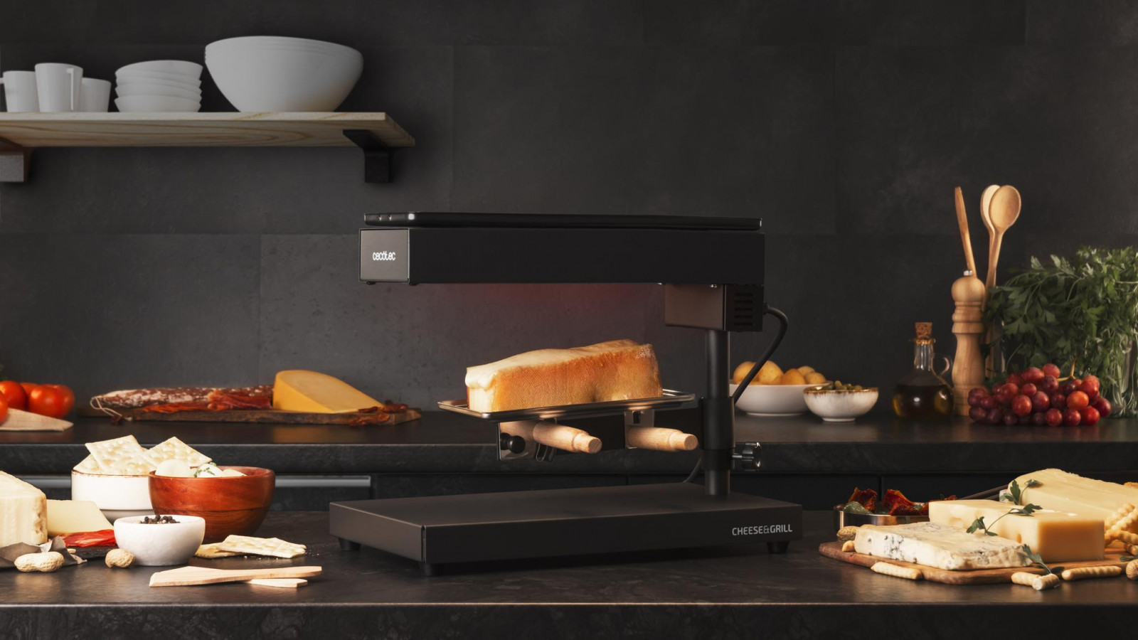 Raclette tradicional de 600 W para derretir el queso en poco tiempo y cocinar al mismo tiempo. Cuenta con función grill: parrilla superior para asar todo tipo de verduras o carne a la vez, ofreciendo una experiencia culinaria completa.