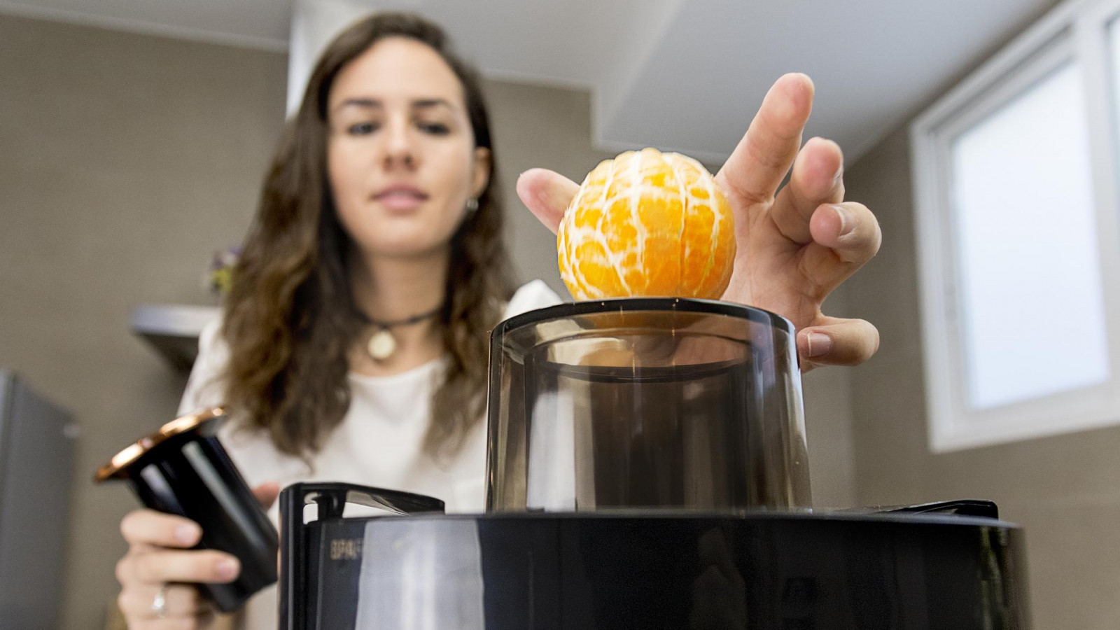 Licuadora orbital para extraer el jugo a frutas y verduras que gracias a su diseño y las 19.000 rpm de velocidad, aprovecha mejor la fruta y extrae hasta un 30 % más de vitaminas.