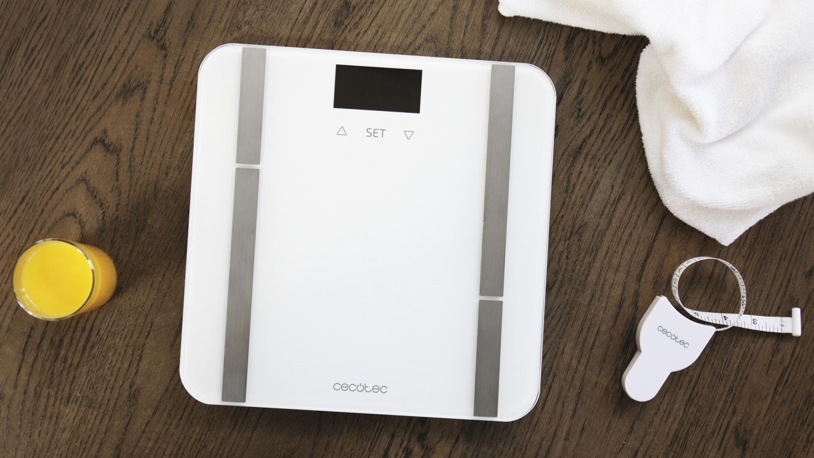 Báscula de baño digital de gran superficie de 300 x 300 mm, con plataforma extrafina de cristal templado de alta seguridad en color blanco con electrodos de acero inoxidable de alta calidad.
