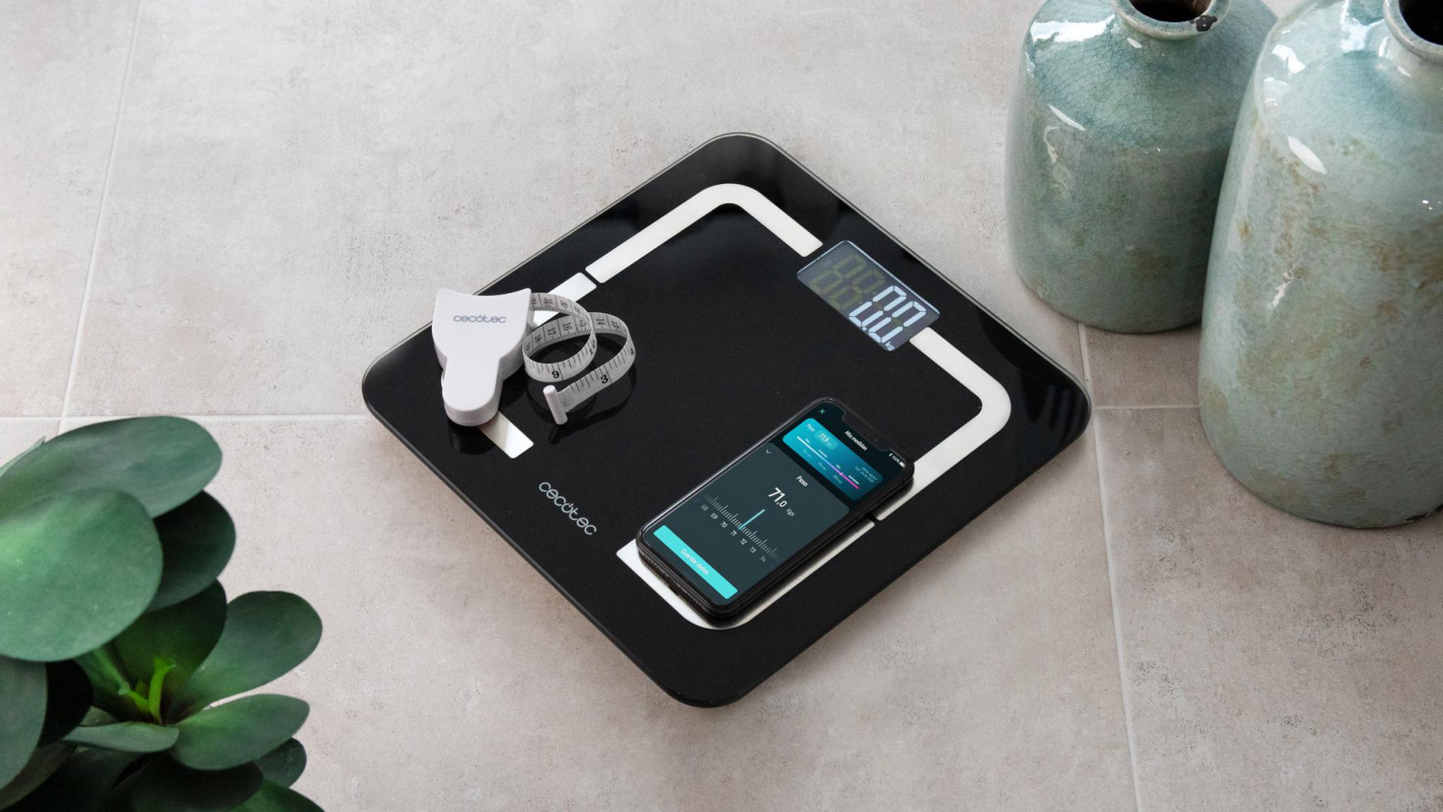 Báscula de baño digital de gran superficie de 310 x 310 mm con 4 patas de silicona y pantalla extrafina LCD de cristal templado, con un diseño cómodo para usarla fácilmente durante las mediciones.