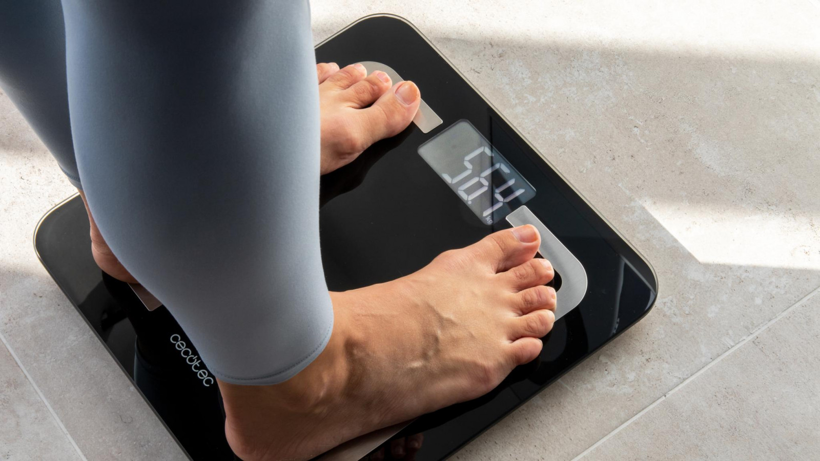 Amplio rango de medición, desde los 5 kg (11 lb) hasta los 180 kg (400 lb) con graduación de 100 g (0,2 lb) para aumentar su fiabilidad y conversión entre Kg y Lb.