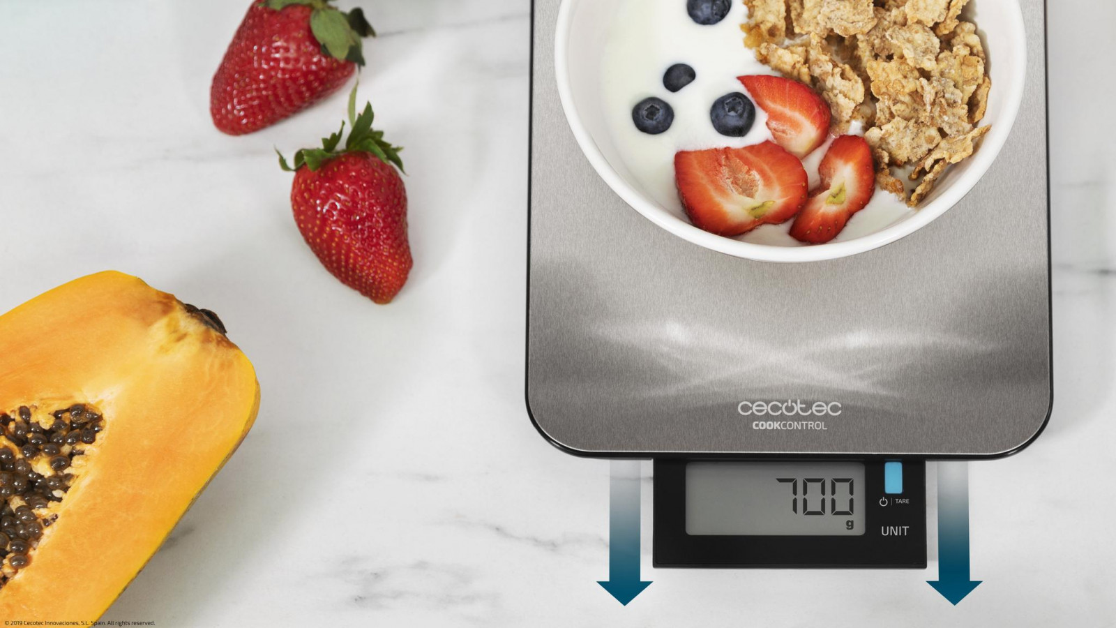Báscula de cocina digital de plataforma de acero inoxidable y diseño extraplano con tecnología WaterProof para una limpieza perfecta protegida del chorro del agua y salpicaduras.