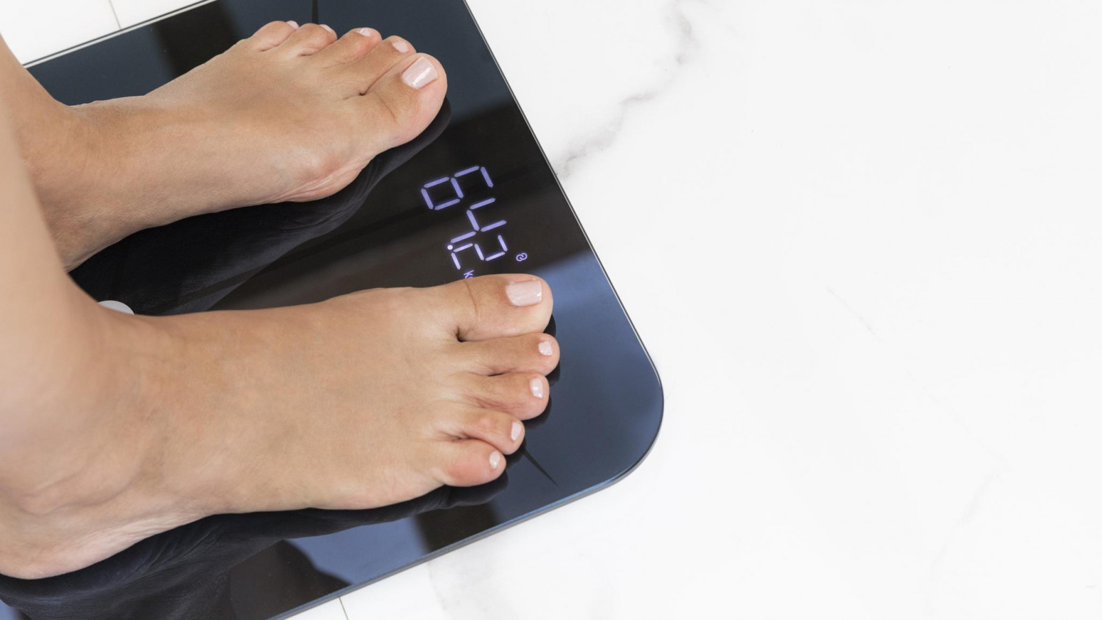 Dispone de un amplio rango de medición, desde los 5 kg (11 lb) hasta los 180 kg (400 lb) con graduación de 100 g (0,2 lb) y 4 sensores de alta precisión. Dispone de botón para la conversión entre Kg y Lb y 4 patas de silicona para facilitar el agarre al suelo.