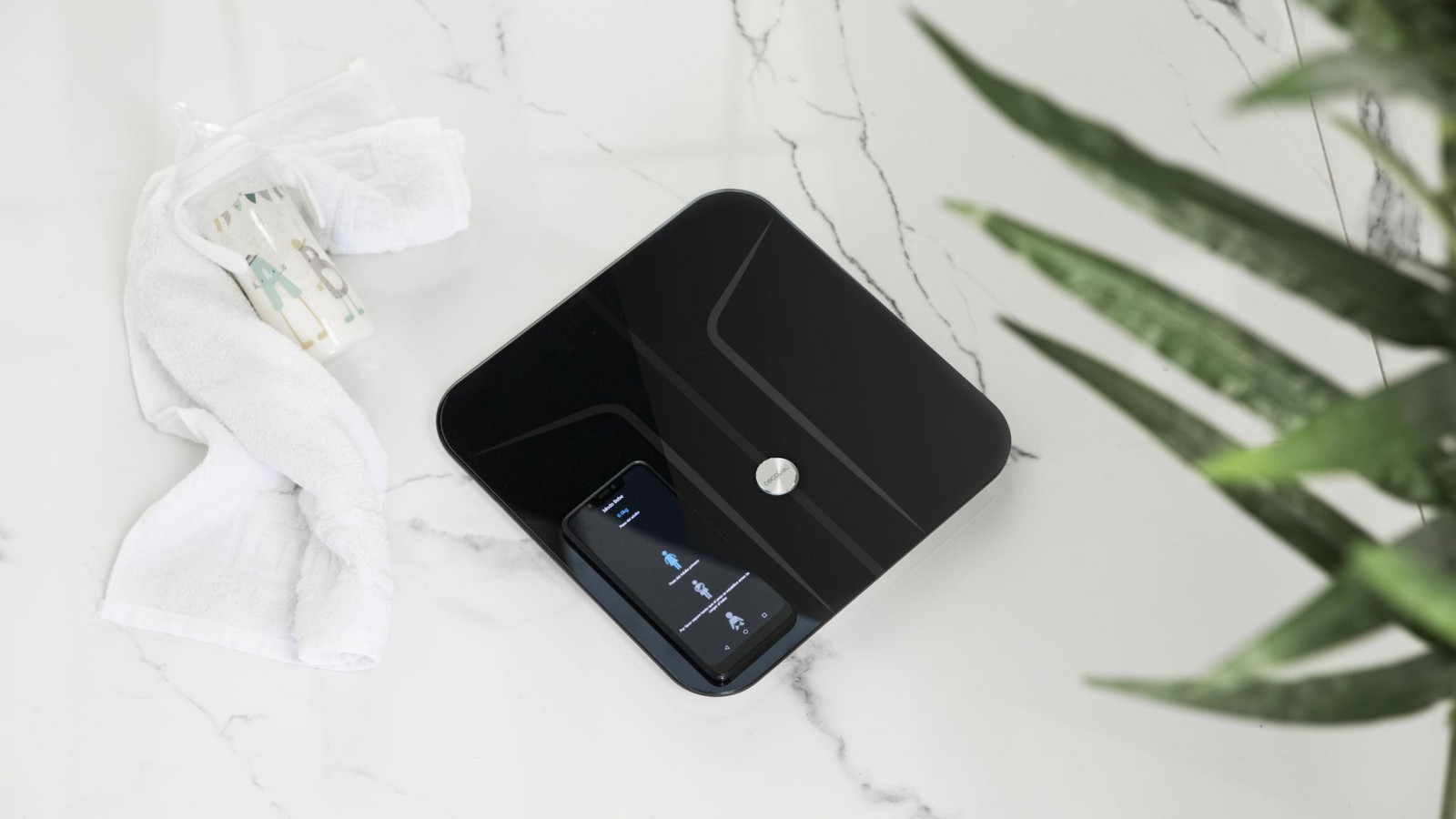 Dispone de la función BabyWeight, que permite conocer el peso de los más pequeños sin perder precisión, función de autoapagado, indicador de sobrecarga e indicador de batería.