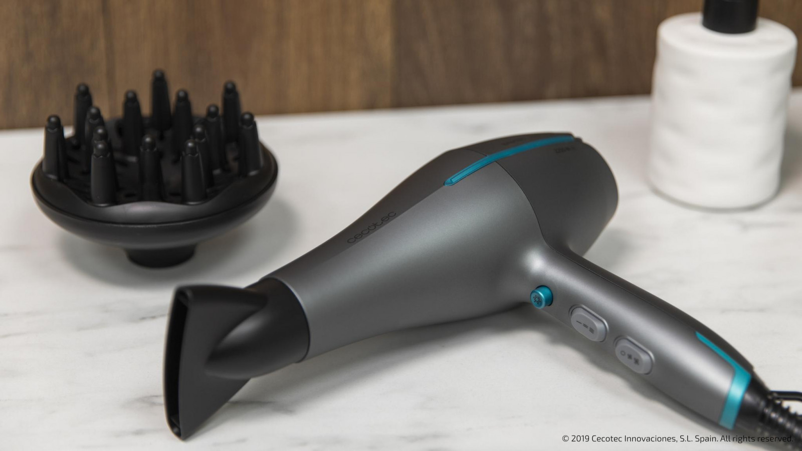 Potente motor AC de nueva generación con 2200 W de potencia que seca el cabello de forma uniforme y rápida. Con función de aire frío e Ion Real, consigue un cabello mucho más brillante y sin encrespamiento.