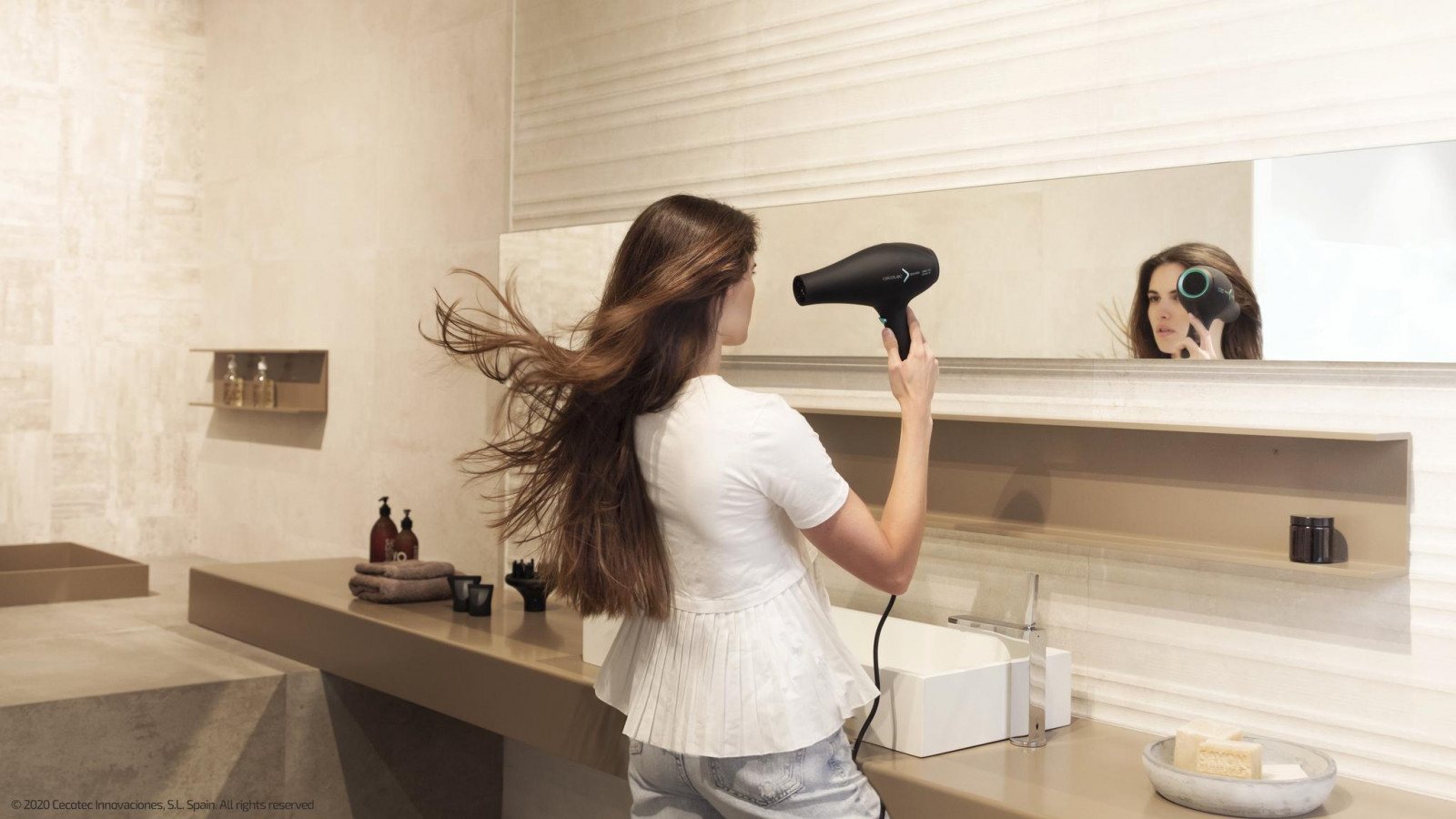 Potente motor AC de nueva generación con 2600 W de potencia que seca el cabello de forma uniforme y rápida. Con Ion Real para dejar el cabello mucho más brillante y sin encrespamiento, y función de aire frío.