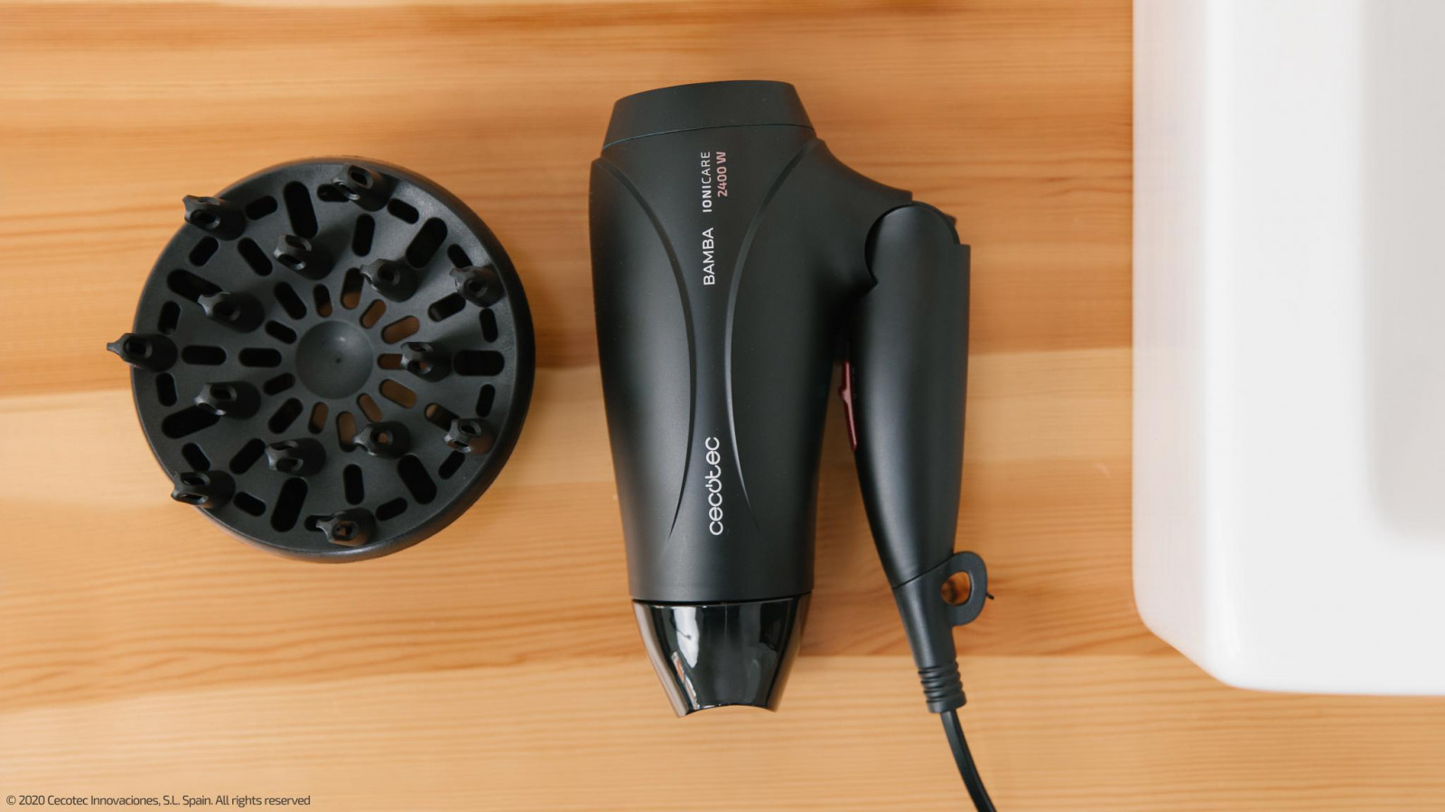Secador ionizador compacto y potente de 2400 W que seca el cabello de forma rápida y uniforme. Diseñado para que sea mucho más cómodo de almacenar y de transportar, ahorrando sitio en tu maleta o en tu casa sin renunciar a la potencia de un secador convencional.