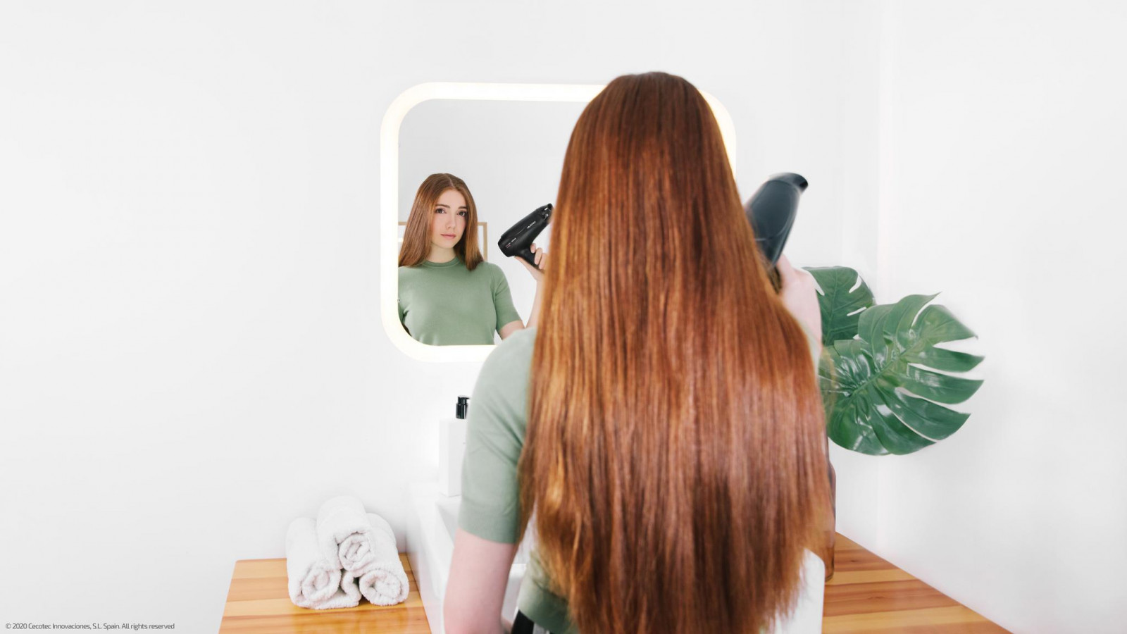 Función de aire frío que proporciona un caudal de aire frío real que ayuda a fijar el peinado y que dure perfecto durante más tiempo y a la vez evita daños en el cabello sellando más rápidamente la cutícula.