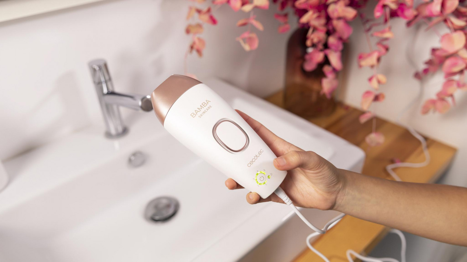 Gracias al sistema de 5 posiciones de energía, se adapta a una amplia variedad de tipos de vellos y piel. Y además el sensor Intelligent skin permite detectar el tono de piel y adecuar la posición de energía más adecuada para el tipo de piel donde se va a usar.