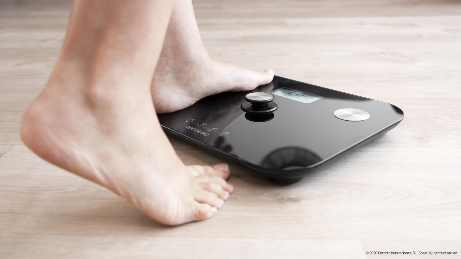Con función de medición de Impedancia Bioeléctrica (BIA) con un análisis corporal completo para 4 usuarios, con medición precisa de 6 parámetros básicos: peso, grasa corporal, masa muscular, hueso, agua e índice de masa corporal (BMI).