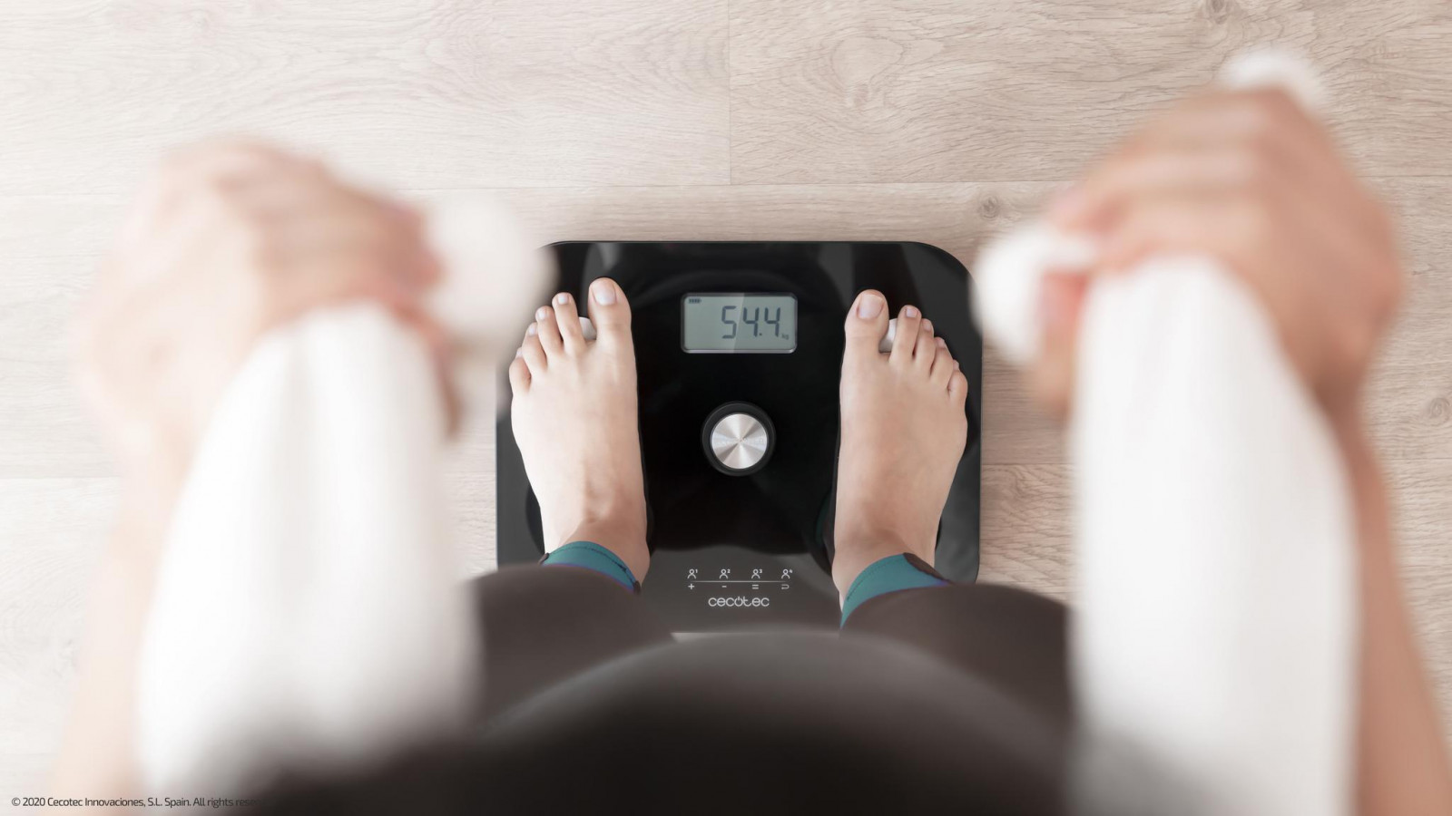 Amplio rango de medición, desde los 8 kg hasta los 180 kg con graduación de 100 g que aumenta su fiabilidad durante las mediciones, con 4 sensores de alta precisión, permite unas mediciones más precisas y exactas, de forma estable.