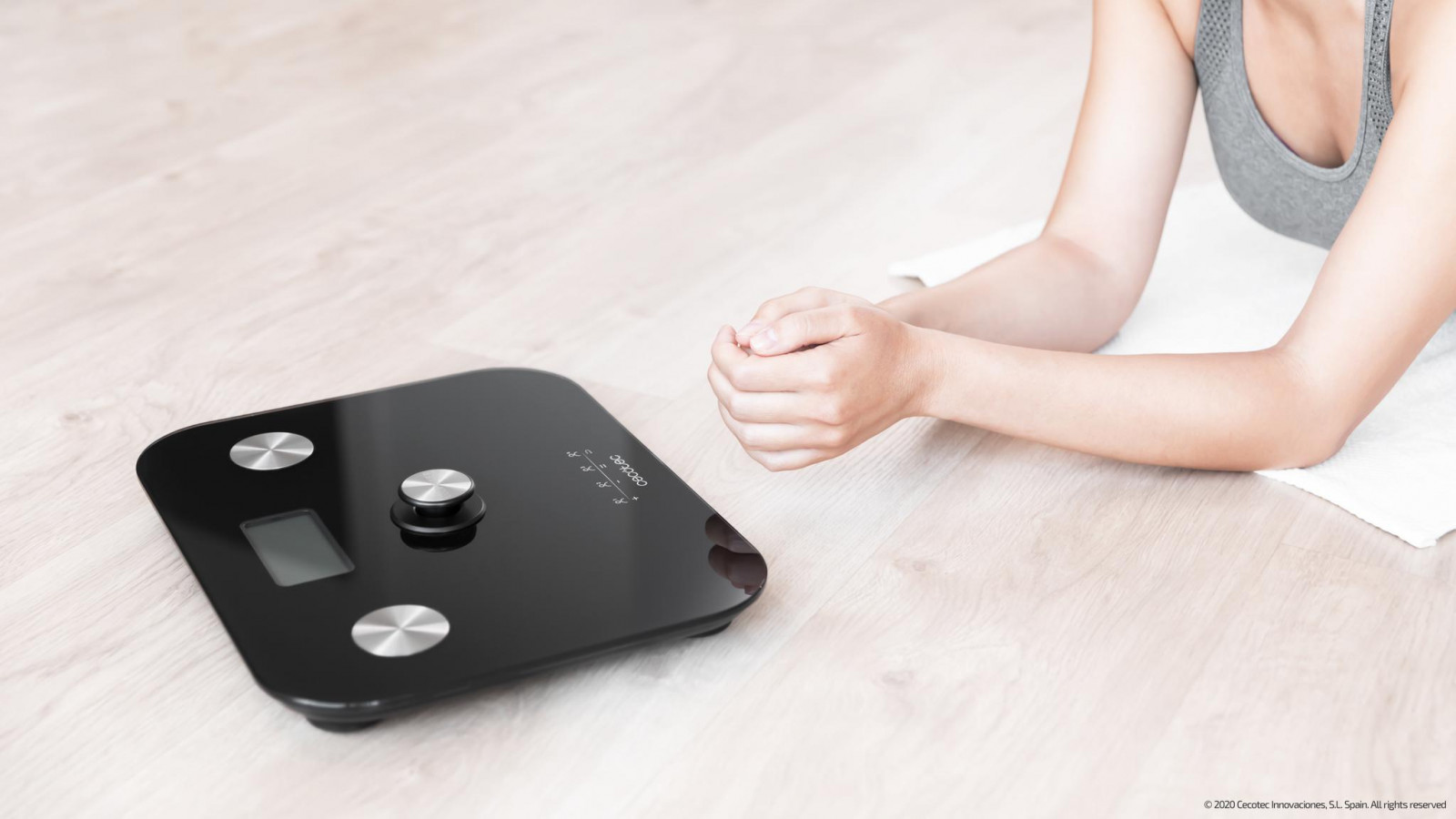 De diseño extraplano de cristal templado de alta seguridad de 5 mm de grosor, garantiza su seguridad incluso produciéndose rotura accidental y pantalla LCD de gran tamaño, lo que hace más sencillo leer las mediciones en cada uso.