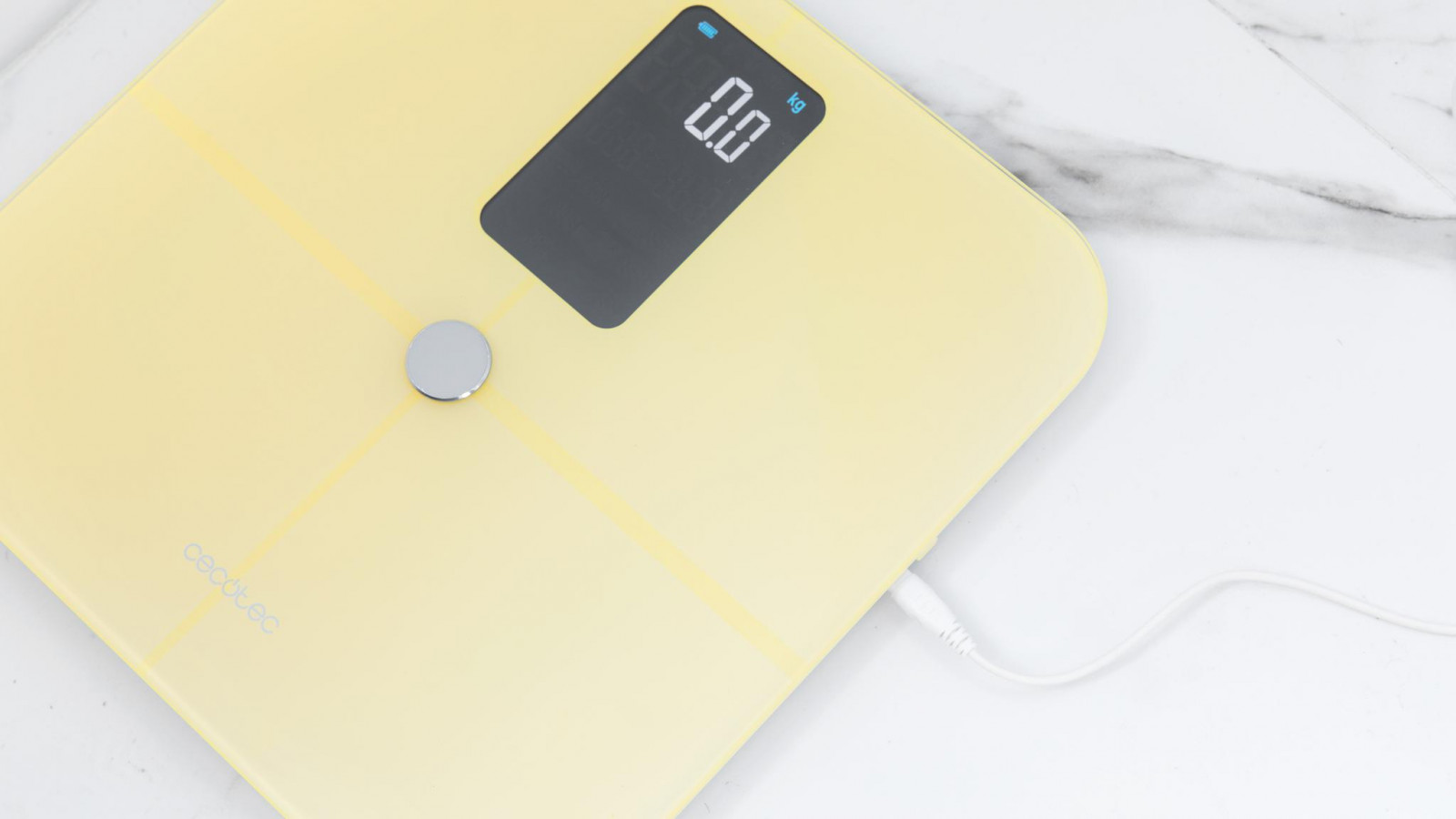 Diseño extraplano de cristal templado de alta seguridad con la tecnología ITO con amplio rango de medición, desde los 5 kg hasta los 180 kg, con precisión de 100 gr y botón para la conversión entre Kg y Lb.