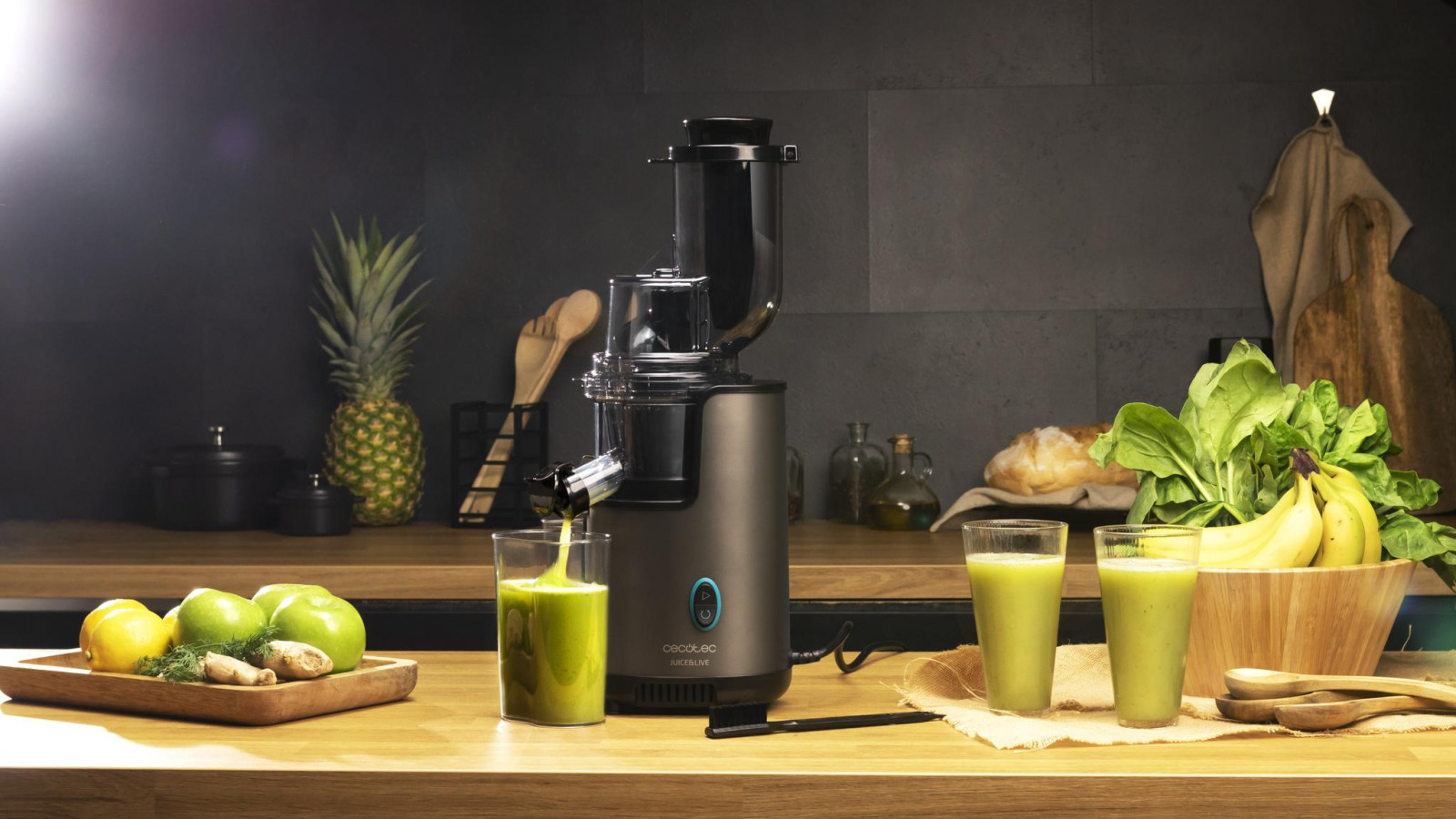 Licuadora con sistema de prensado en frío Slow Juicer que extrae más zumo a frutas y verduras, manteniendo sus propiedades naturales y evitando la oxidación.