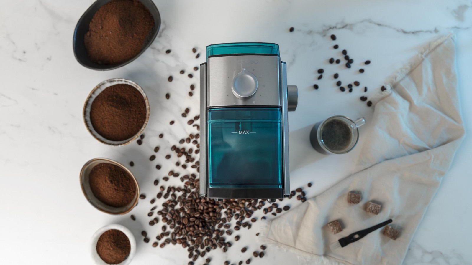Incluye un cepillo limpiador para una fácil y cómoda limpieza. Depósito de café molido fácilmente extraíble y apto para una limpieza en lavavajillas.
