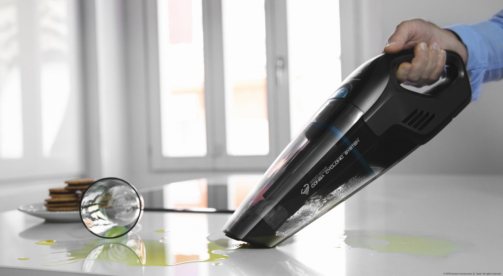 Aspirador de mano de 22,2 V. Aspira todo tipo de sólidos y líquidos. Tecnología ciclónica y gran autonomía de hasta 25 minutos.
Tecnología ForceSonic con una potencia máxima de 150 W. Aspira todo tipo de suciedad y logra una limpieza total gracias a su gran poder de succión de hasta 7,5 kPa.
Incluye sistema BestFriend Care con un cepillo especial antienredos para poder eliminar los pelos de mascota.