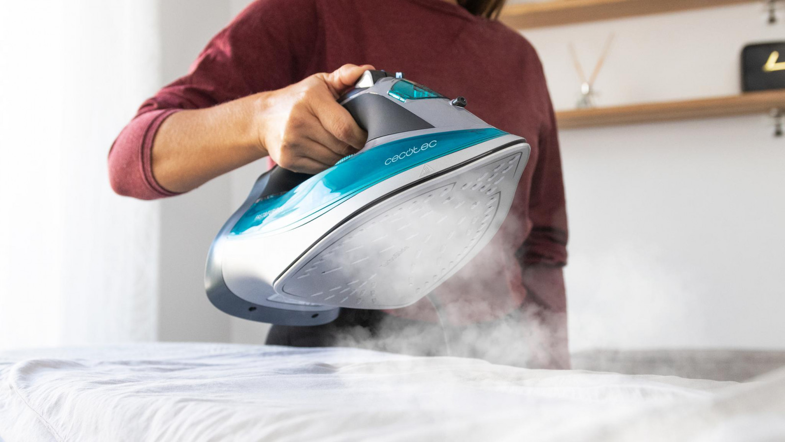 Modo ECO que ahorra energía sin renunciar a la potencia, consigue los mismos resultados. Sistema de seguridad Smart Auto OFF contra sobrecalentamientos que apaga automáticamente la plancha si no se está utilizando.