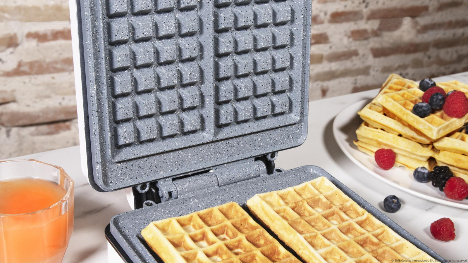 Gofrera eléctrica para 2 gofres con 1200 W de potencia, con recubrimiento ecológico de piedra RockStone, antiadherente y libre de PTFE y PFOA, que permite extraer con facilidad los gofres.