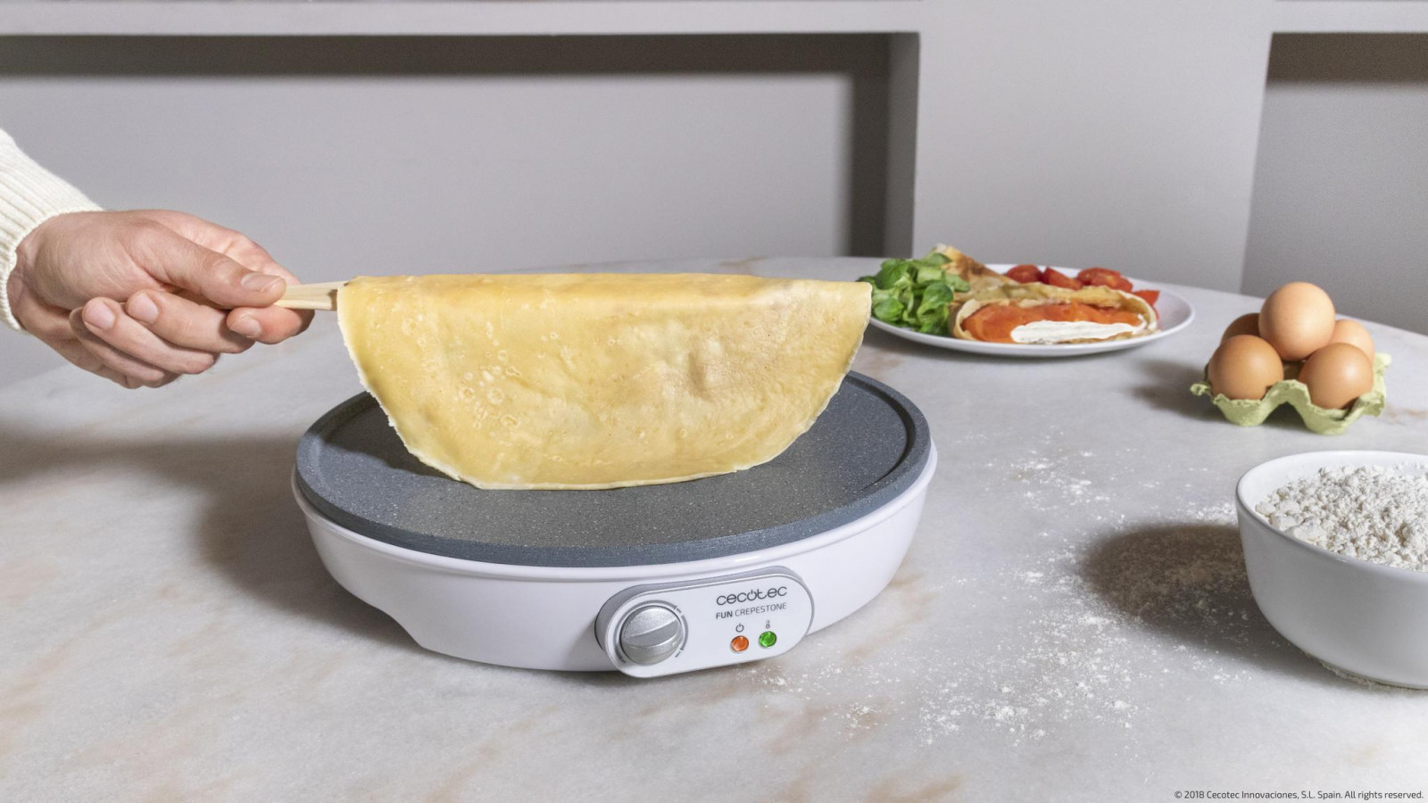 Rodillo esparcidor de masa y espátula incluidos para facilitar el uso