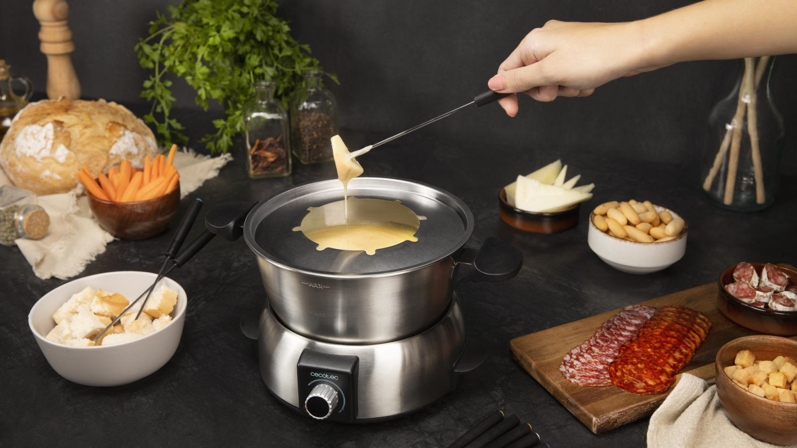 Fondue eléctrica con diseño elegante en acero inoxidable de gran calidad. Fondues de queso, chocolate y aceite para disfrutar con familia y amigos.