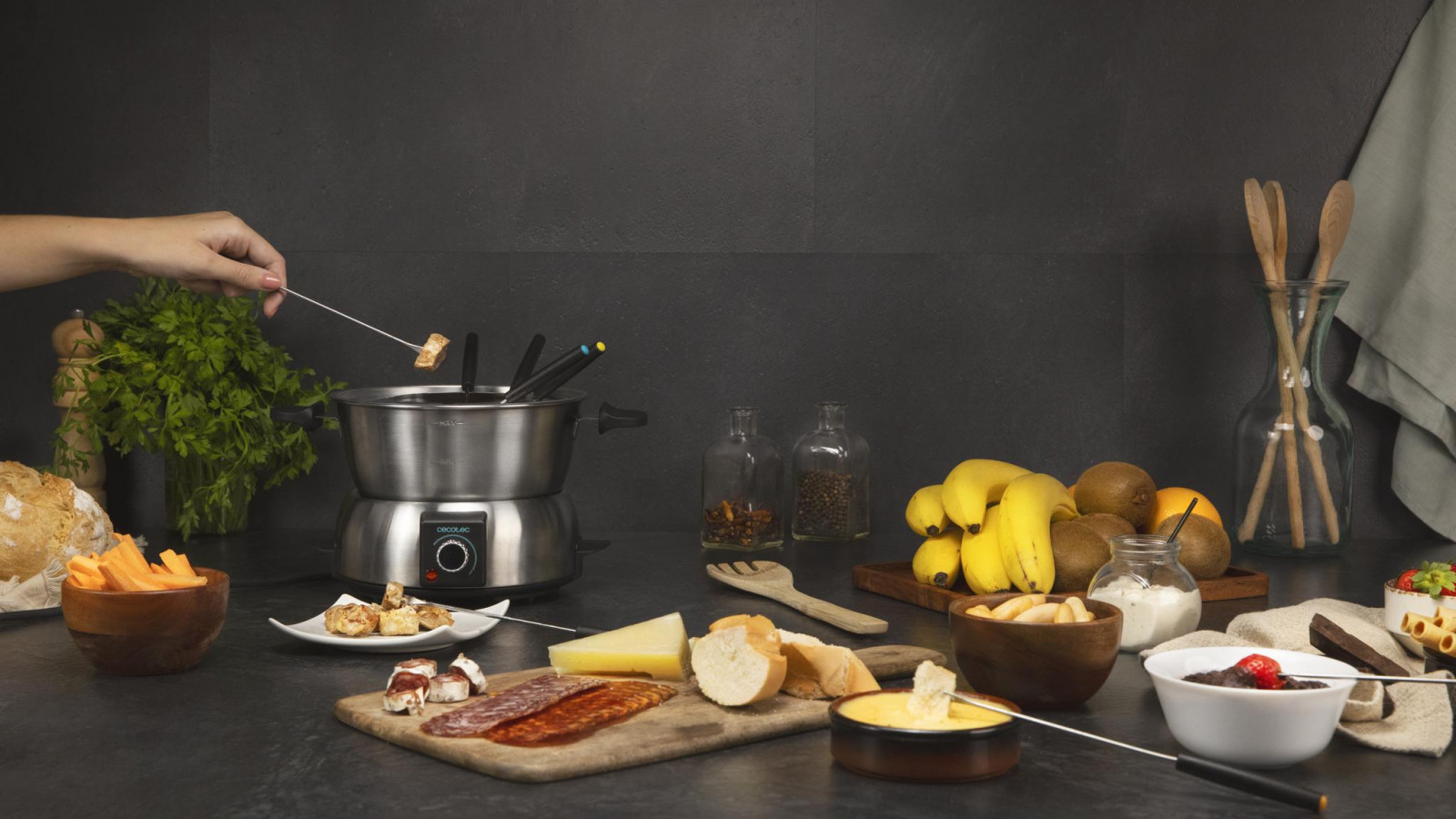 Dispone de 1000 W de potencia para calentar rápidamente el chocolate, el queso y el aceite.