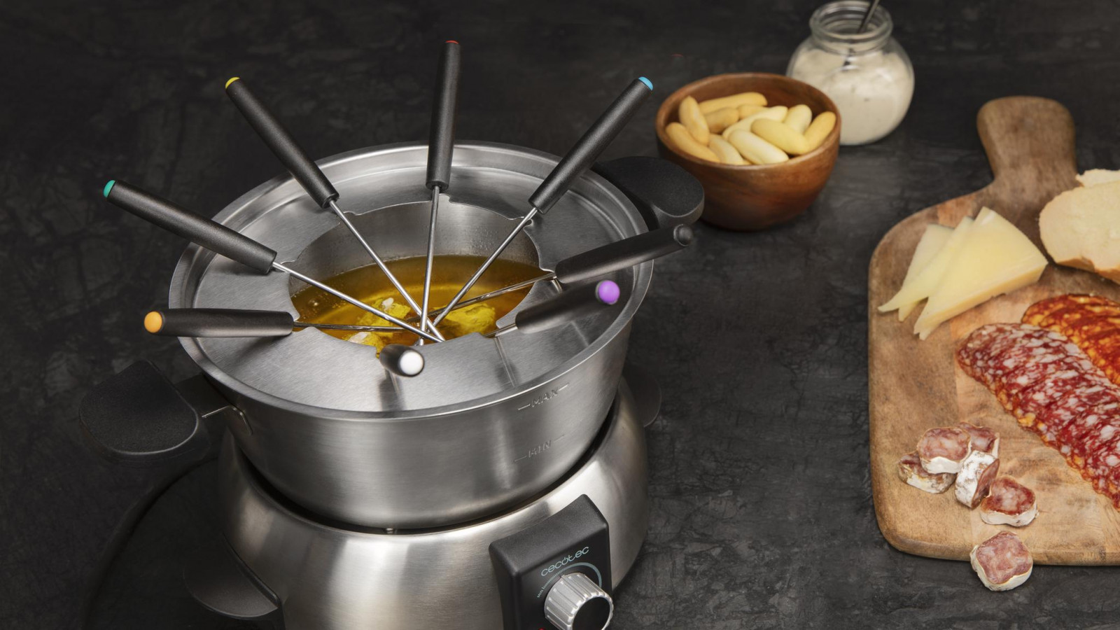 Termostato regulable para elegir la temperatura máxima si se desea derretir el queso o el chocolate en segundos y, la temperatura mínima para mantenerlo caliente.