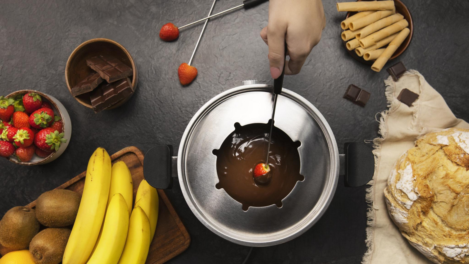Dispone de asas para trasladar la fondue fácilmente donde se desee. Incluye 8 tenedores con mangos resistentes al calor.