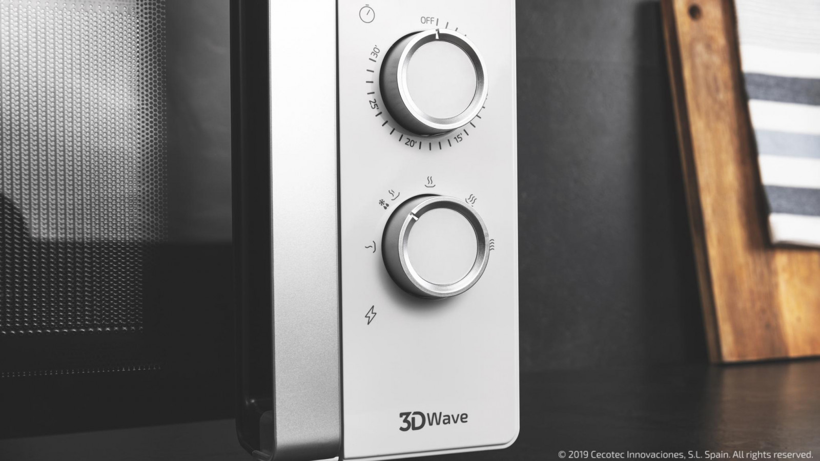 Cuenta con 700 W de potencia en 6 niveles. Modo de descongelación para todos los alimentos.