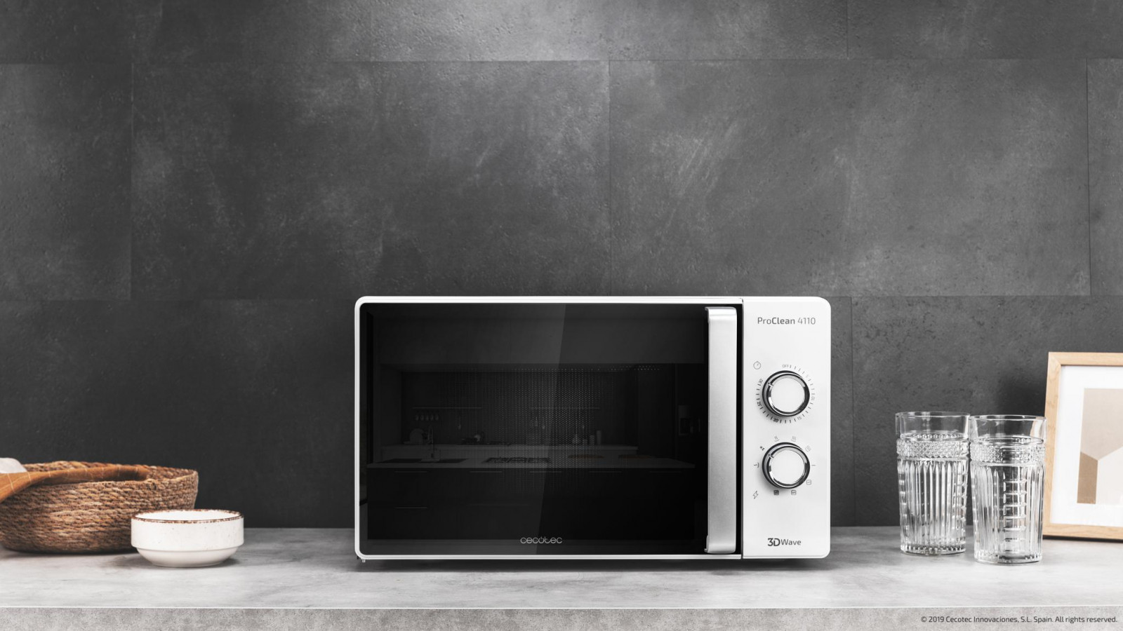 Cuenta con 700 W de potencia en 6 niveles. Grill de 800 W con resistencias halógenas más eficientes.