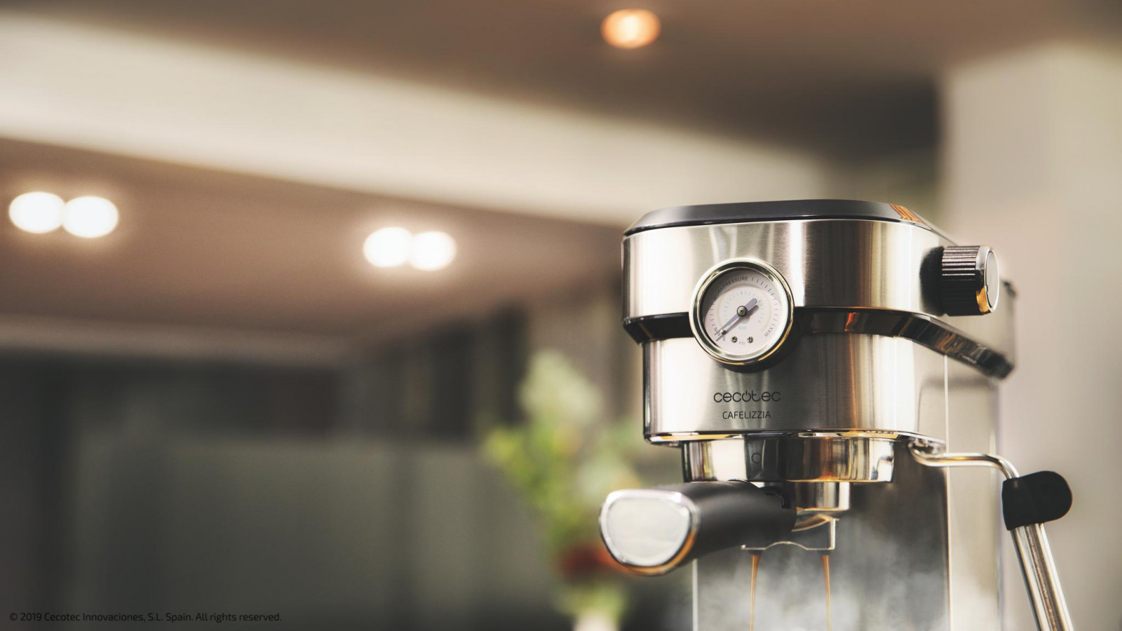 Cafetera espresso de acero inoxidable con diseño elegante y compacto para los amantes del buen café; permite hacer todo tipo de cafés con una potencía máxima de 1350 w y también emite agua caliente para las infusiones