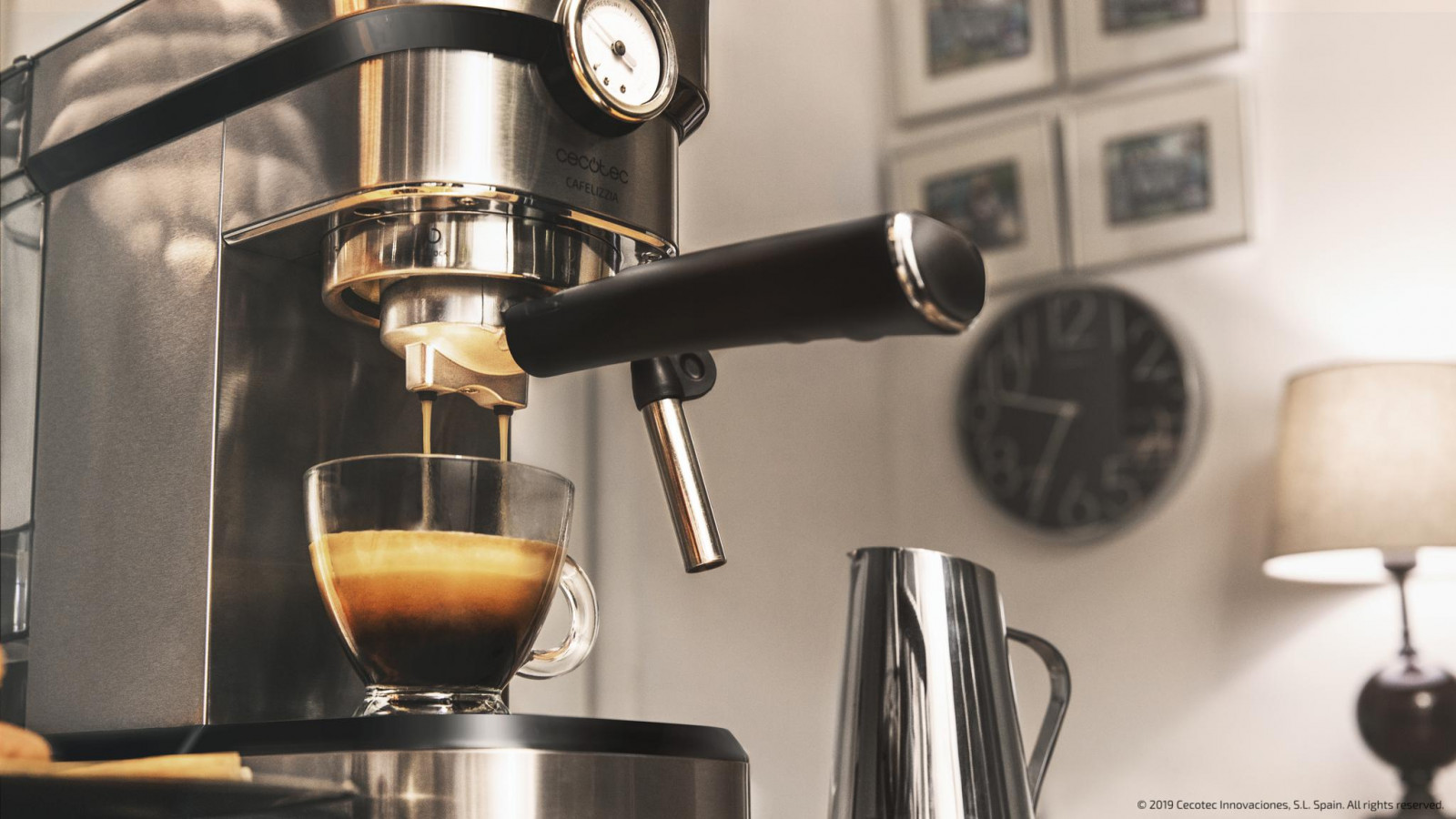 Manómetro de control pressurepro para comprobar la presión en tiempo real; incluye vaporizador orientable con protección para texturizar la leche a tu gusto y conseguir la mejor espuma para tu café