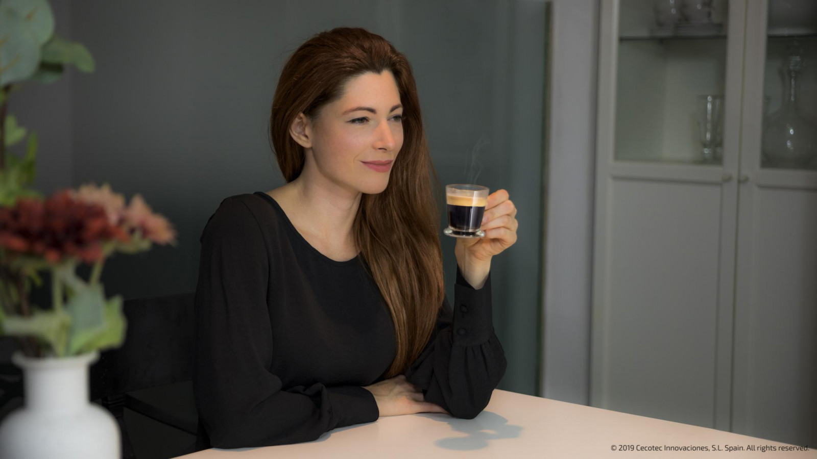 Emite agua caliente a la temperatura idónea para las infusiones; brazo portafiltros con doble salida y dos filtros para preparar uno o dos cafés automáticamente; depósito de agua extraíble con 1,2 litros de capacidad; bandeja calientatazas de acero inoxidable; apta para tazas espresso y tazas de desayuno