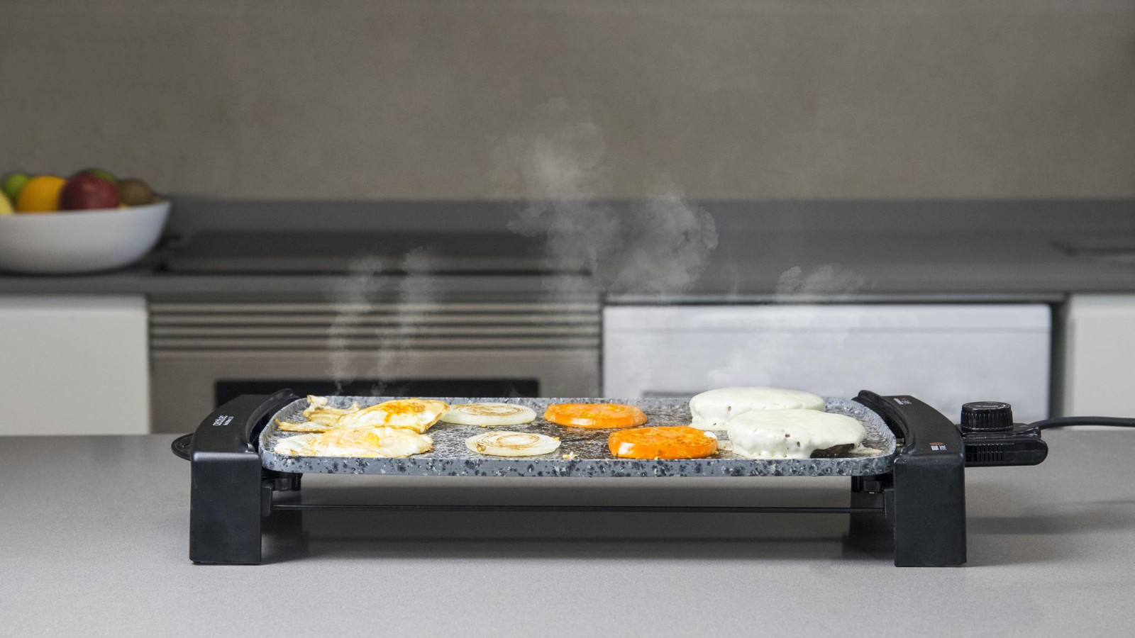 Cuerpo de aluminio fundido de 2,5 mm de grosor y una amplia superficie de cocinado de 45x25 cm.