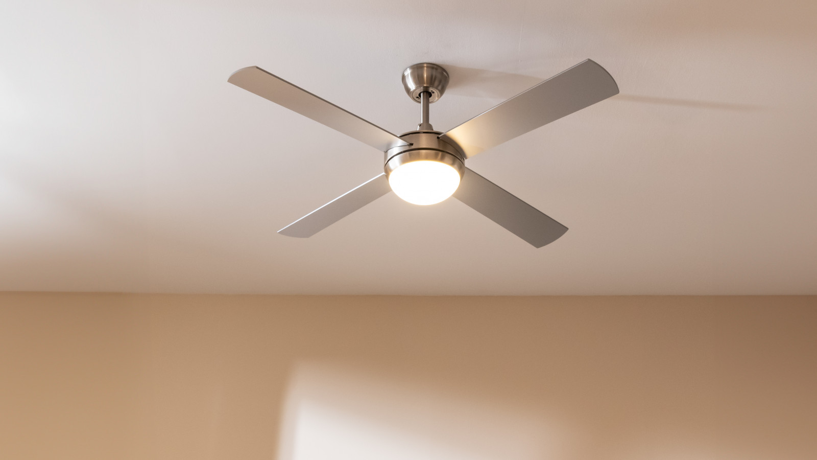 Gran potencia de 60 W, con motor de cobre de alto rendimiento que aumenta el caudal de aire y la sensación de frescor, con la máxima fiabilidad y durabilidad.