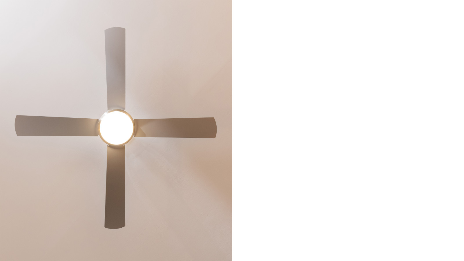 Sistema formado por 4 aspas totalmente innovadoras y aerodinámicas, diseñadas para maximizar el flujo de aire y garantizar un caudal constante de aire fresco.
