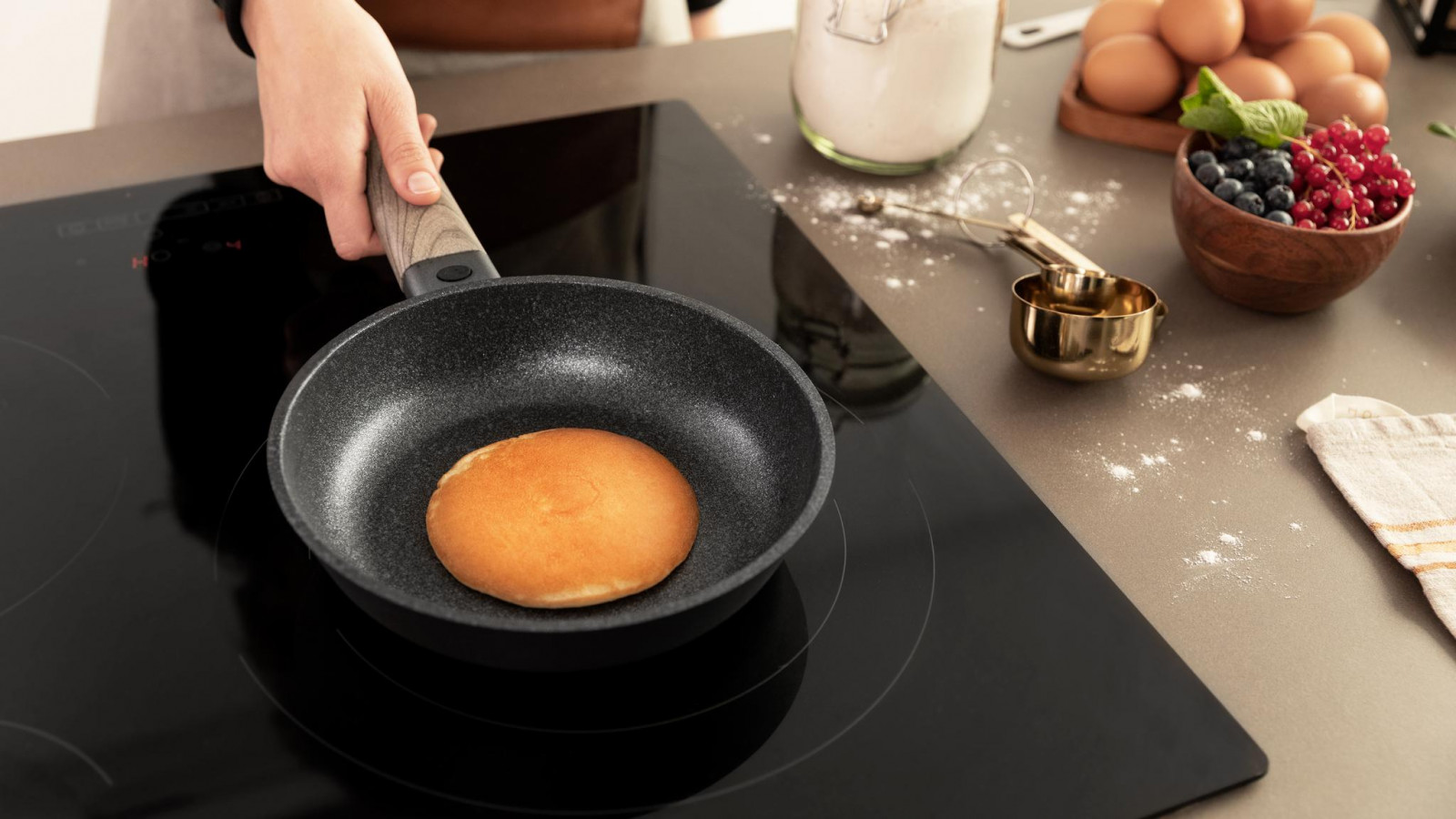 Fondo difusor “Full induction” EcoHeat que permite distribuir el calor de manera más eficiente ahorrando energía.