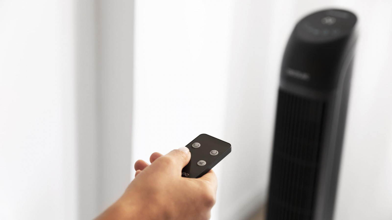 Gracias a su mando a distancia podrás controlar cómodamente todas las funciones del ventilador y gracias a su pantalla LED podrás ver la función seleccionada. También es posible seleccionar el funcionamiento del ventilador de manera táctil e igualmente podrás ver la configuración en su pantalla.